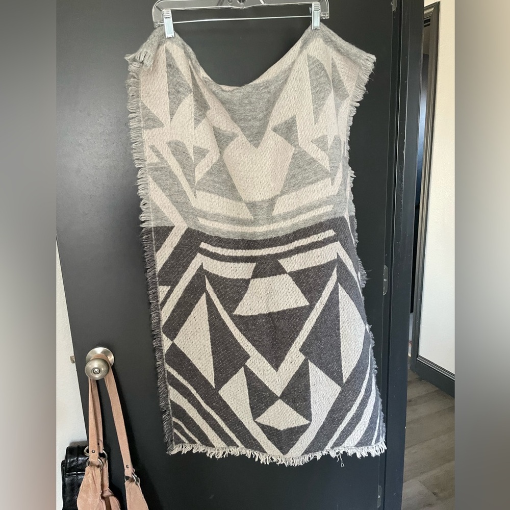 American Eagle Outfitters Gray Cream black Geometric Blanket shawl Aztec nursing - Picture 4 of 6